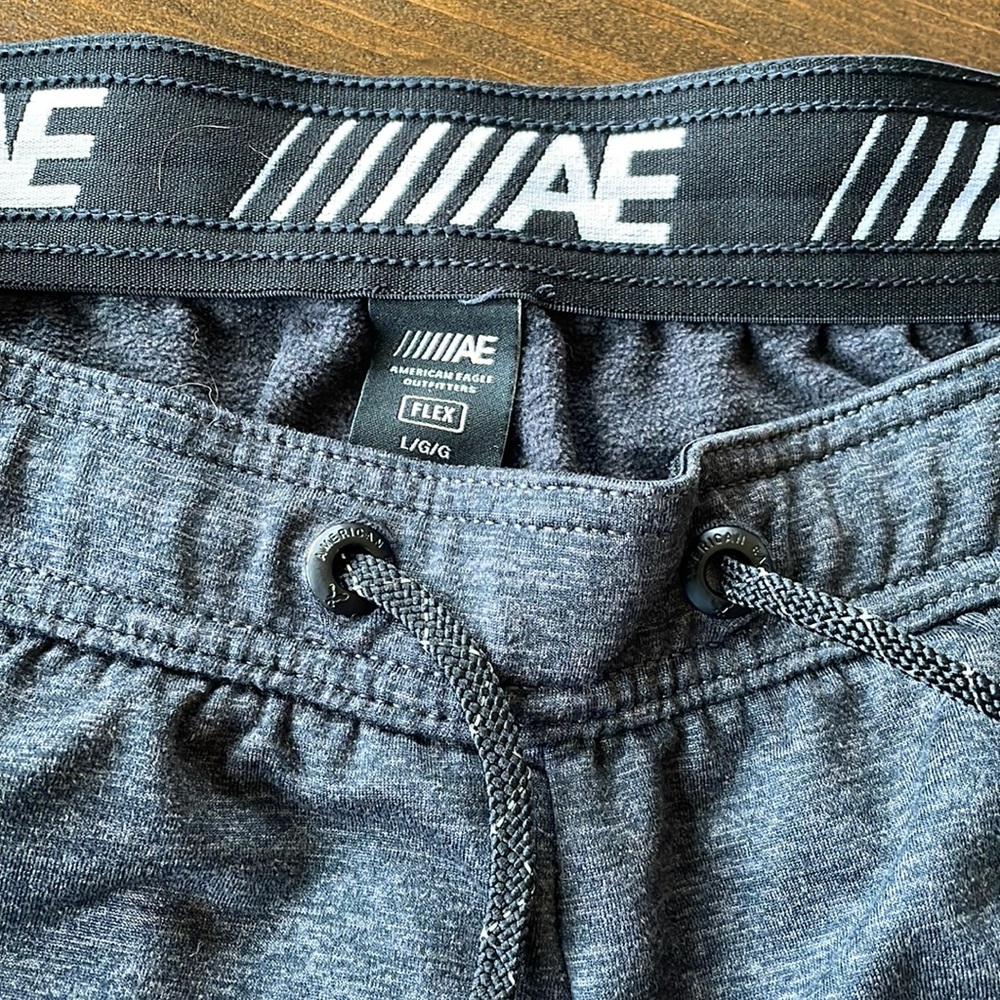 AE Mens Jogger - size Large